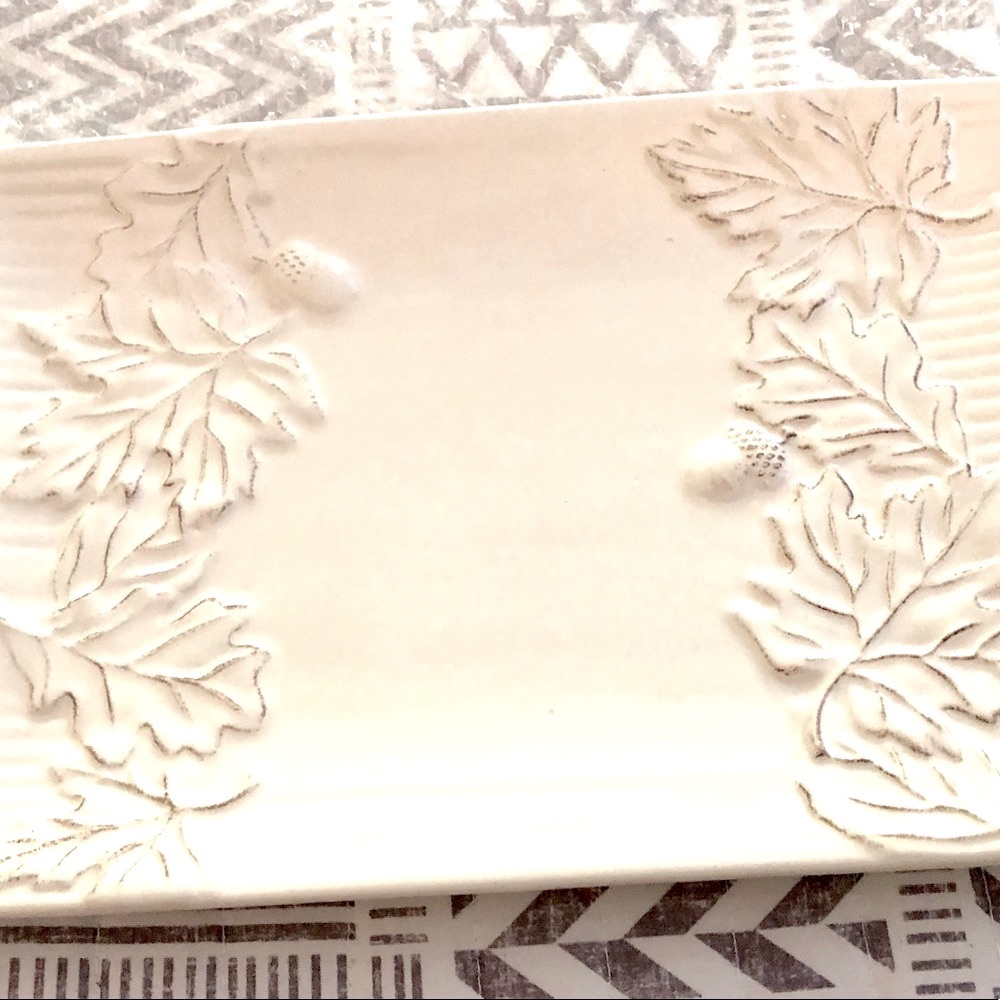 Beautiful Hallmark Leaf and Acorn Plate. No cracks or chips. Brand new